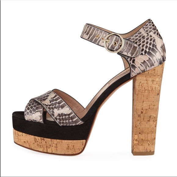 Valentino Garavani Shoes - FIRM 🎉HP🎉 Valentino Garavani Snake Platform